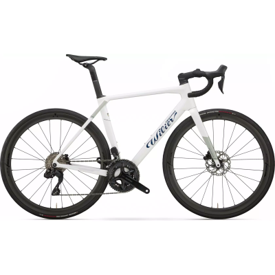 Photo non contractuelle: Le vélo est livré en SHIMANO 105 DI2 R7170 2x12S avec des roues MICHE SYNTHIUM AERO. Photo non contractuelle: Le vélo est livré en SHIMANO 105 DI2 R7170 2x12S avec des roues MICHE SYNTHIUM AERO.